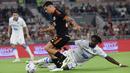 Penyerang AS Roma #21 Paulo Dybala (kiri) berebut bola dengan bek Frosinone #05 Caleb Okoli pada laga pekan ketujuh Serie A 2023/2024 di Olimpico, Senin (02/10/2023) dini hari WIB. (Filippo MONTEFORTE / AFP)