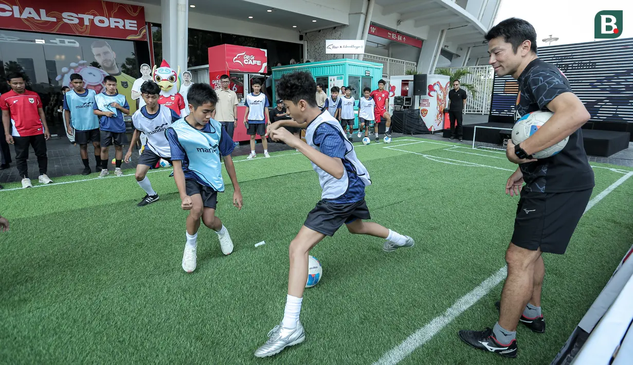 <p>Sejumlah anak-anak mengikuti acara coaching clinic bersama Nagoya Grampus di Garuda Store, GBK, Senayan Jakarta, Jumat (26/06/2025) pagi WIB. (Bola.com/Bagaskara Lazuardi)</p>