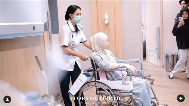 7 Potret Julia Prastini Lahiran Anak Ketiga, Ditemani Na Dae Hoon dan Buah Hati