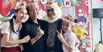 Ayu Ting Ting tampil kompak bersama Bilqis mengenakan seragam SD dengan ciri khas atasan kemeja putih dan rok rempel merahnya. @ayutingting92.