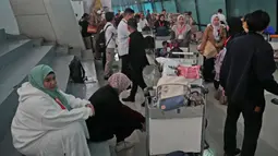 Sebanyak 20 WNI berhasil dievakuasi dari Lebanon dan telah tiba di Bandara Internasional Soekarno-Hatta di Tangerang, Banten, Senin 7 Oktober 2024. (AP Photo/Tatan Syuflana)