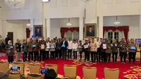 Presiden Joko Widodo atau Jokowi, Wapres Ma'ruf Amin dan sejumlah menteri melapor Surat Pemberitahuan Tahunan (SPT) Pajak Penghasilan Tahun 2023 di Istana Negara Jakarta, Jumat (22/3/2024) (Liputan6.com/Lizsa Egaham)