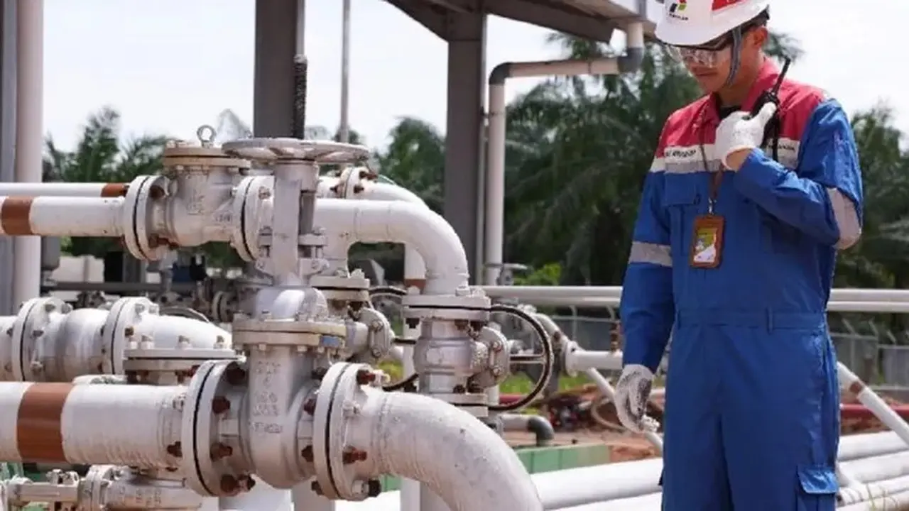 Petugas mengecek jaringan pipa milik Pertamina