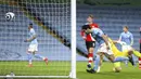 Pemain Manchester City Ilkay Gundogan mencetak gol ke gawang Southampton pada pertandingan Liga Inggris di Etihad Stadium, Manchester, Inggris, Rabu (10/3/2021). Manchester City menang 5-2. (Clive Brunskill/Pool via AP)