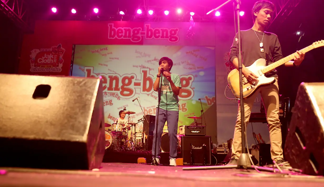 Band asal Yogyakarta ini memang tak pernah gagal mencuri hati penikmat musiknya, sang vokalis ganteng, Duta beberapa kali menyapa penggemarnya. Penampilan perdana mereka di tahun baru ini menjadi pengobat rindu. (Andy Masela/Bintang.com)