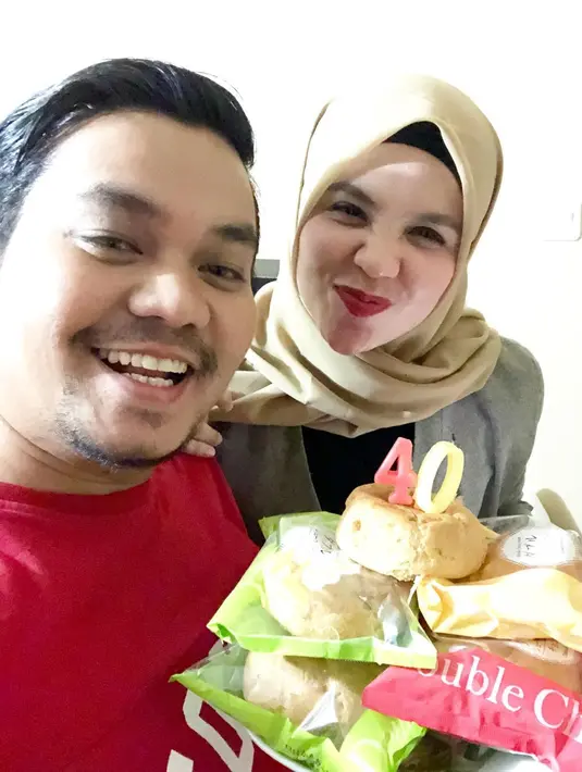 Untuk tahun ini, kejutannya cukup unik. Tumpukan roti dan kue sus kesukaan Bekti menjadi kue ulang tahunnya yang di atasnya berhiaskan lilin ulang tahun berbentuk angka 40. (Instagram/indrabekti)