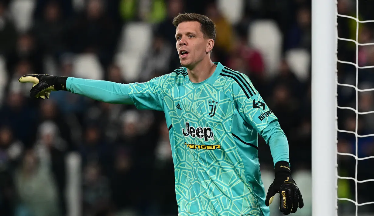 Kiper Juventus, Wojciech Szczesny memberi instruksi saat menghadapi Inter Milan pada laga Liga Italia 2022/2023 di Juventus Stadium, Turin (6/11/2022). Wojciech Szczesny pernah membela Arsenal selama 6 musim mulai 2009/2010 hingga 2014/2015 dan tampil dalam total 181 laga di semua ajang dengan torehan 72 clean sheet dan kebobolan 194 gol. Setelah sempat berstatus pinjaman selama dua musim bersama AS Roma, pada 2017/2018 Juventus mengikatnya hingga kini. (AFP/Miguel Medina)
