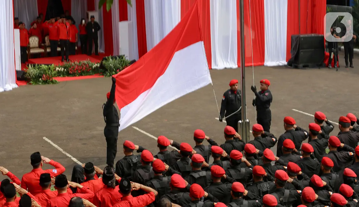 Ketua Bidang Ideologi dan Kaderisasi Partai Demokrasi Indonesia Perjuangan (PDIP) Djarot Saiful Hidayat memimpin Upacara Hari Lahir Pancasila di Jakarta, Minggu (1/6/2025). (LIputan6.com/Herman Zakharia)