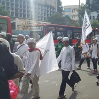 Ratusan massa yang akan turut hadir dalam Aksi Damai 212 mulai berdatangan menuju Monumen Nasional (Monas). (Bintang.com/Gadis Abdul)