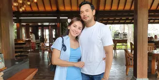 Oka Antara menikah dengan Rara Wiritanaya pada 7 Juli 2008. Rumah tangga pasangan artis Indonesia ini pun bisa dibilang begitu langgeng walaupun jarang tersorot. [Foto: Instagram.com/rara.wiritanaya]
