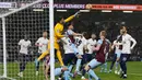 Penjaga gawang Tottenham Hotspur, Hugo Lloris berusaha menangkap bola saat bertanding melawan Burnley pada pertandingan lanjutan Liga Inggris di Stadion Turf Moor, Inggris, Kamis (24/2/2022). Burnley menang tipis atas Tottenham 1-0. (AFP/Nigel Roddis)
