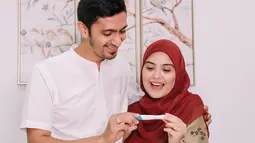 Namun Vebby Palwinta tak menyebutkan usia kandungannya saat ini. Pemain sinetron Arti Sahabat itu juga meminta doa untuk kehamilan anak keduanya. Raut bahagia begitu terpancar dari pasangan ini. (Liputan6.com/IG/@vebbypalwintaa)