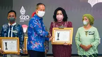 Menteri Perindustrian Agus Gumiwang Kartasasmita memberikan penghargaan Upakarti 2022 yang mengembangkan Industri Kecil Menengah (IKM) nasional di Jakarta. (Liputan6.com)