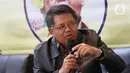 Presiden PKS Sohibul Iman (kanan) saat acara diskusi "Ngopi Bareng Presiden PKS" di DPP PKS, Jakarta, Senin (20/1/2020). Diskusi ini mengangkat tema "Sengketa Natuna dan Kebijakan Kelautan". (Liputan6.com/Herman Zakharia)