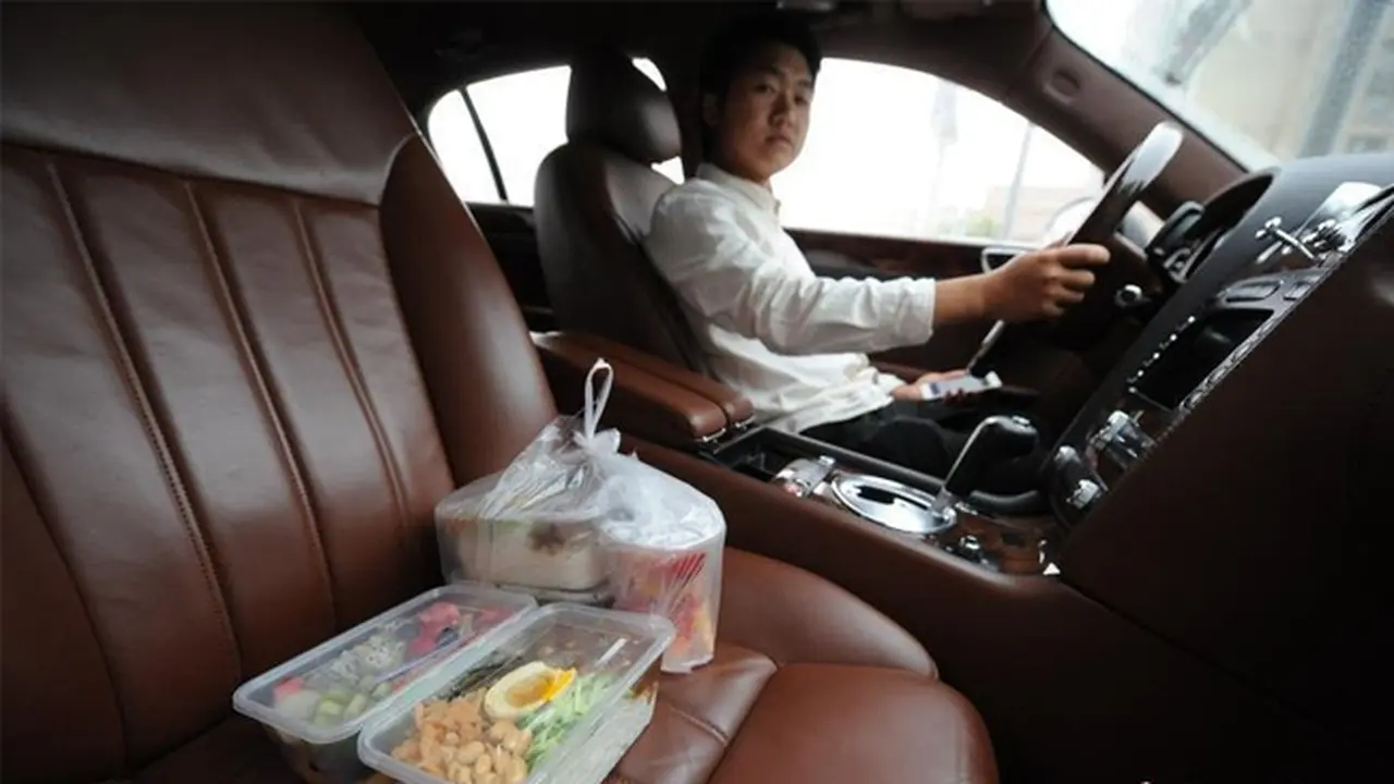 Penjual Mie Ini Kirim Pesanan Pelanggan Pakai Mobil Rolls Royce