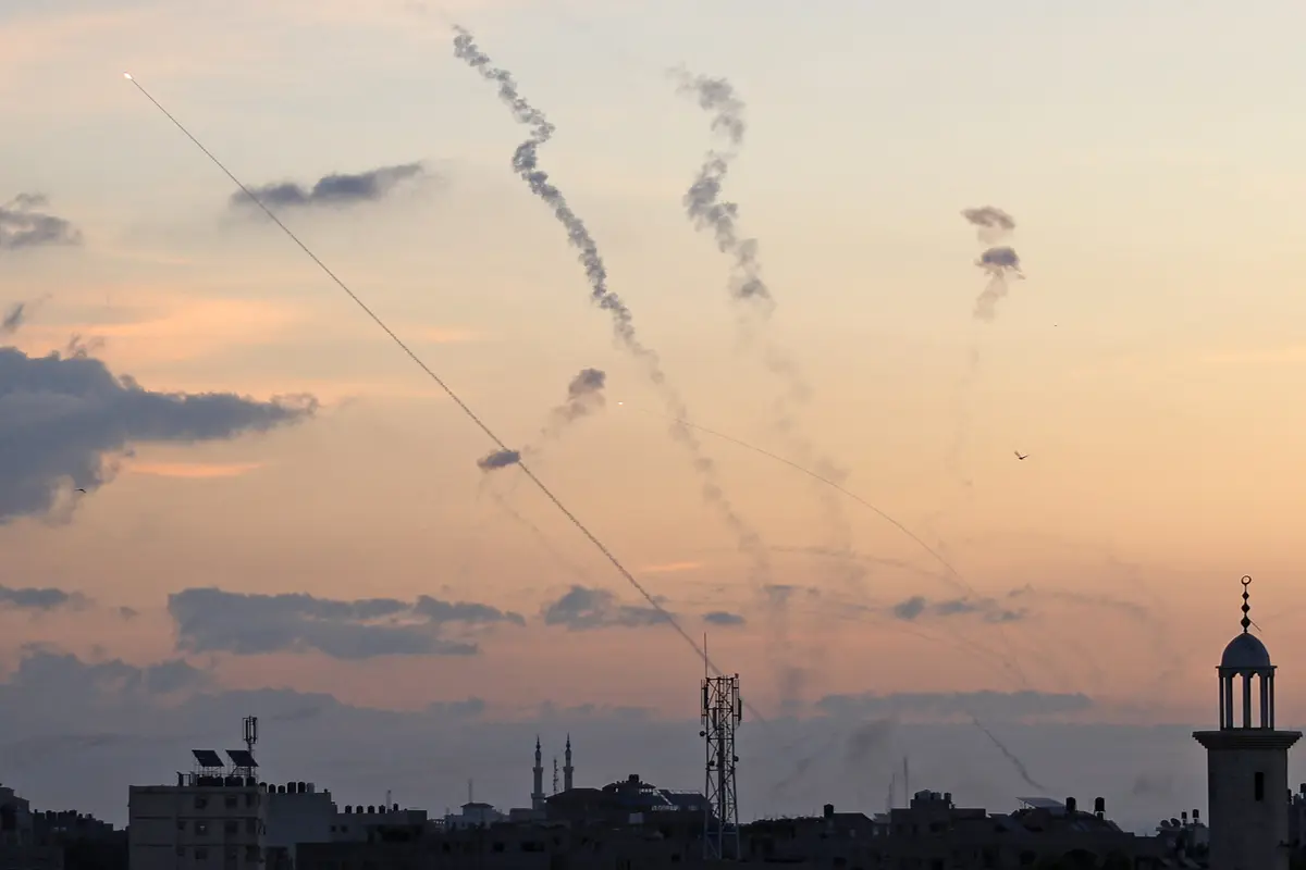 Militan Palestina meluncurkan puluhan roket ke Israel