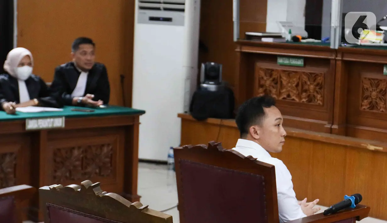 Terdakwa kasus dugaan pembunuhan berencana Nofriansyah Yosua Hutabarat atau Brigadir J, Ricky Rizal mengikuti sidang lanjutan di PN Jakarta Selatan, Jakarta, Selasa (31/1/2023). Sidang tersebut beragenda pembacaan duplik oleh penasihat hukum. (Liputan6.com/Herman Zakharia)