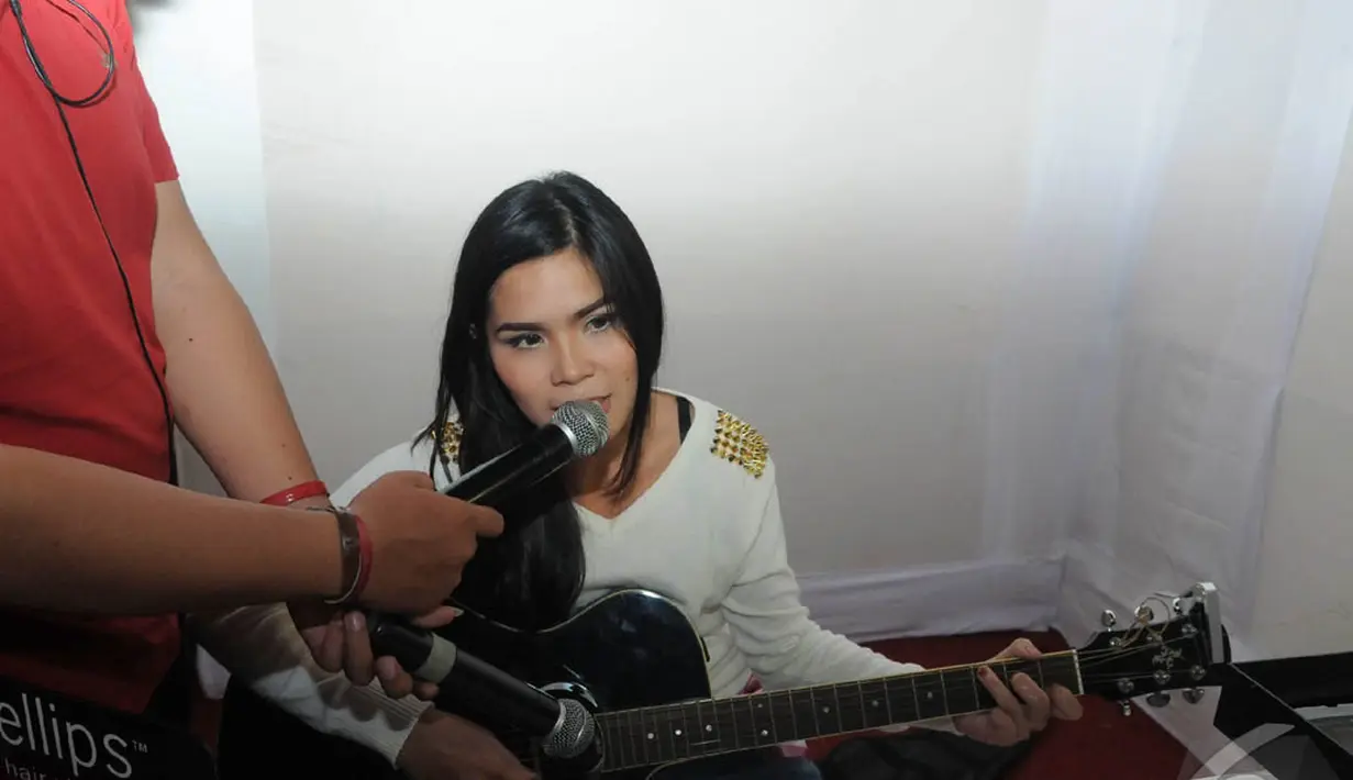 Salah satu peserta Miss Celebrity 2014 menunjukkan bakatnya dalam memainkan gitar dan bernyanyi, Makassar   (8/9/2014) (Liputan6.com/Herman Zakharia)