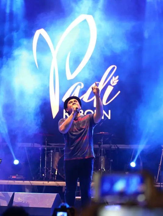 “Dan saya benar-benar terharu sama apresiasi kalian semua, terima kasih. Kalian adalah penyelamat musik Indonesia," tambahnya. (Adrian Putra/Bintang.com)