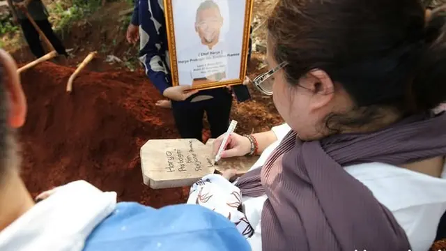 8 Momen Prosesi Pemakaman Chef Haryo Pramoe, Diiringi Tangis Haru Keluarga