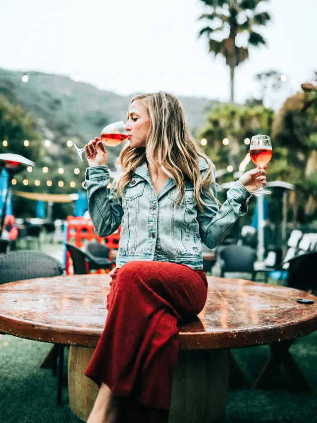 Contoh ilustrasi perempuan minum alkohol secara berlebihan