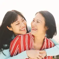 ilustrasi ibu dan anak dewasa/copyright by AlessandroBiascioli (Shutterstock)