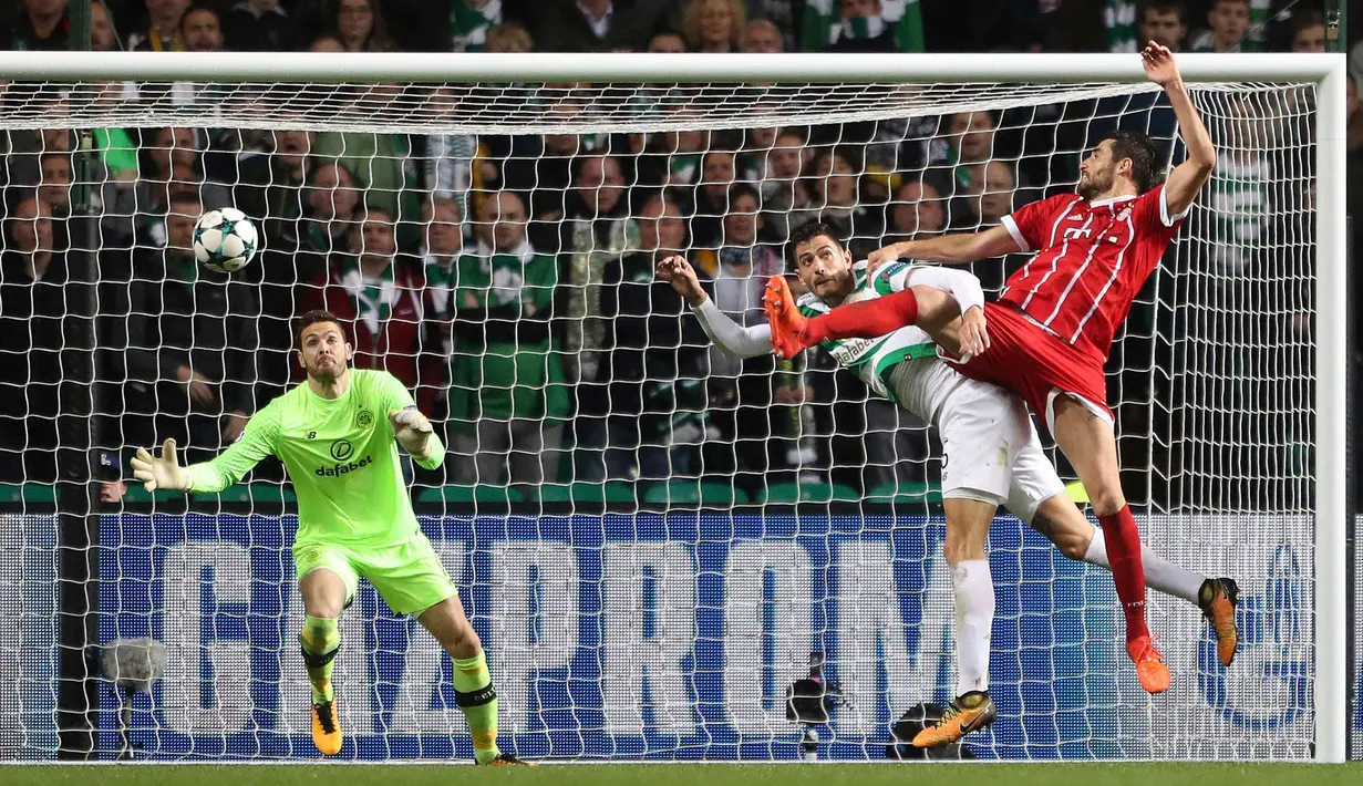 Gelandang Bayern Munchen, Javier Martinez menyundul bola ke arah gawang Celtic pada pertandingan grup B Liga Champions di Celtic Park di Glasgow (31/10). Kepala Javier Martinez berbenturan saat menyundul bola tersebut. (Andrew Milligan / PA via AP)