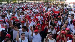 Suasana saat relawan Joko Widodo-Ma'ruf Amin nonton bareng pelantikan Presiden dan Wakil Presiden di Taman Aspirasi, Jakarta, Minggu (20/10/2019). Jokowi dan Ma'ruf Amin resmi dilantik sebagai Presiden dan Wakil Presiden RI periode 2019-2024. (Liputan6.com/Herman Zakharia)