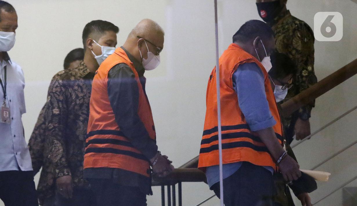 Mantan Bupati Buru Selatan, Tagop Sudarsono Soulisa (tengah) jelang rilis penahanan di Gedung KPK, Jakarta, Rabu (26/1/2022). Tagop S S ditetapkan sebagai tersangka suap, gratifikasi, dan TPPU terkait pengadaan barang jasa di Kab Buru Selatan tahun 2011-2016. (Liputan6.com/Helmi Fithriansyah)
