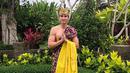 Pemilik nama lengkap Verrell Bramasta Fadilla Soedjoko sering sekali berlibur ke beberapa tempat di Indonesia, salah satunya Bali. Saat di Bali, Verrell tidak lupa mencoba pakaian adat Bali saat momen hari raya Galungan. (Liputan6.com/IG/@bramastavrl)