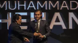 Bek Persija, Rezaldi Hehanusa, menerima penghargaan Pemain Muda Terbaik Liga 1 di Hotel Mulia, Jakarta, Jumat (22/12/2017). Malam Penghargaan Liga 1 memberi apresiasi kepada sejumlah tokoh sepak bola. (Bola.com/Vitalis Yogi Trisna)