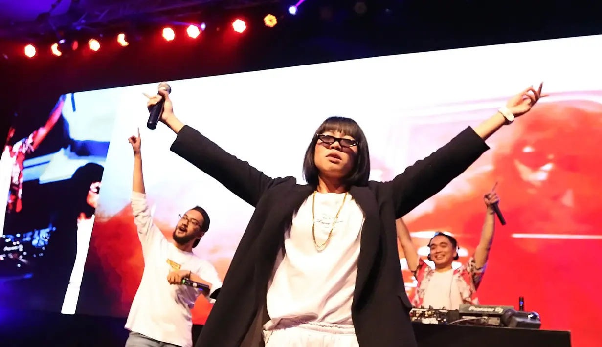 Meski demikian, Dipha Barus pun memberi kesempatan para pengunjung XYZ Day 2018 untuk ikut bernyanyi. (Bambang E. Ros/Bintang.com)