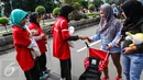 Relawan membagikan mini kit P3K kepada pengguna CFD di Jalan MH Thamrin, Jakarta, Minggu (25/0). Hari P3K Sedunia diperingati setiap Sabtu kedua bulan September. (Liputan6.com/Fery Pradolo)