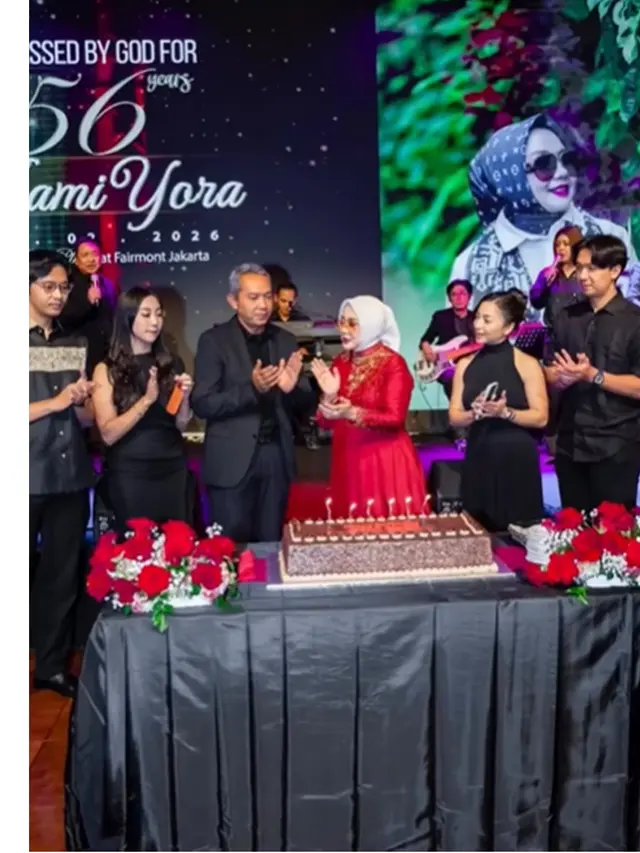 6 Potret Nikita Willy di Ultah Ibunda ke-56, Elegan dengan Gaun Hitam Halter Neck