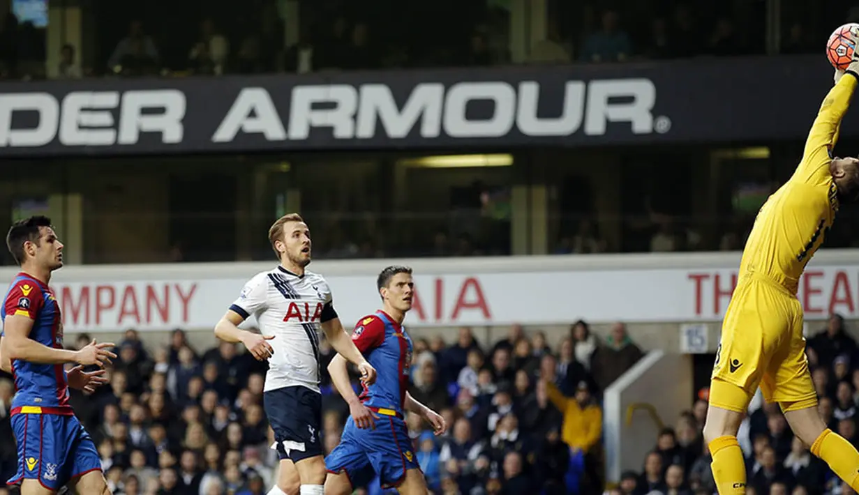 Kiper Crystal Palace, Wayne Hennessey, menepis tendangan dari striker Tottenham, Harry Kane. Klub asal London itu melakukan 13 kali tendangan untuk membobol gawang Palace. (Reuters/Andrew Couldridge)