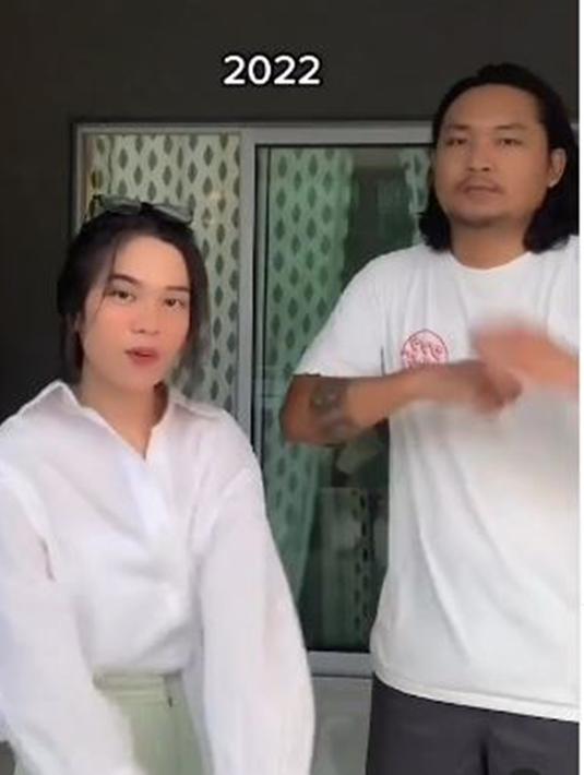 Tak hanya punya hobi yang sama, sang suami juga ikut membuat konten bareng Sinta. Meski tak bisa melanjutkan kariernya di dunia hiburan Tanah Air, namun Sinta masih cukup aktif sebagai konten kreator. Sinta dan suami kompak membuat video lucu yang diunggah di berbagai media sosialnya. (Liputan6.com/IG/@sisisinta)