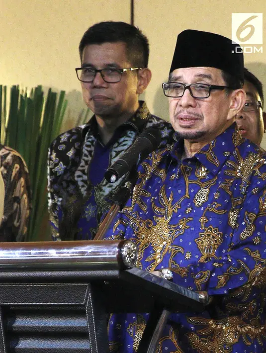 Ketua Majelis Syuro PKS Salim Segaf Al-Jufri memberikan keterangan pers usai pertemuan di Gran Melia, Jakarta, Senin (30/7). Partai Demokrat dan PKS menyerahkan pemilihan cawapres kepada Prabowo. (Liputan6.com/Herman Zakharia)