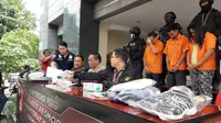 Polda Metro Jaya menangkap pelaku pembuat sekaligus pengedar dolar palsu di Apartemen Taman Rasuna Said, Jakarta (Liputan6/Yopi Makdori)