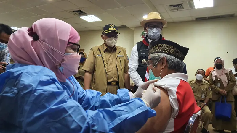 Ridwan Kamil tinjau pelaksanaan vaksinasi Covid-19 di Kota Depok.