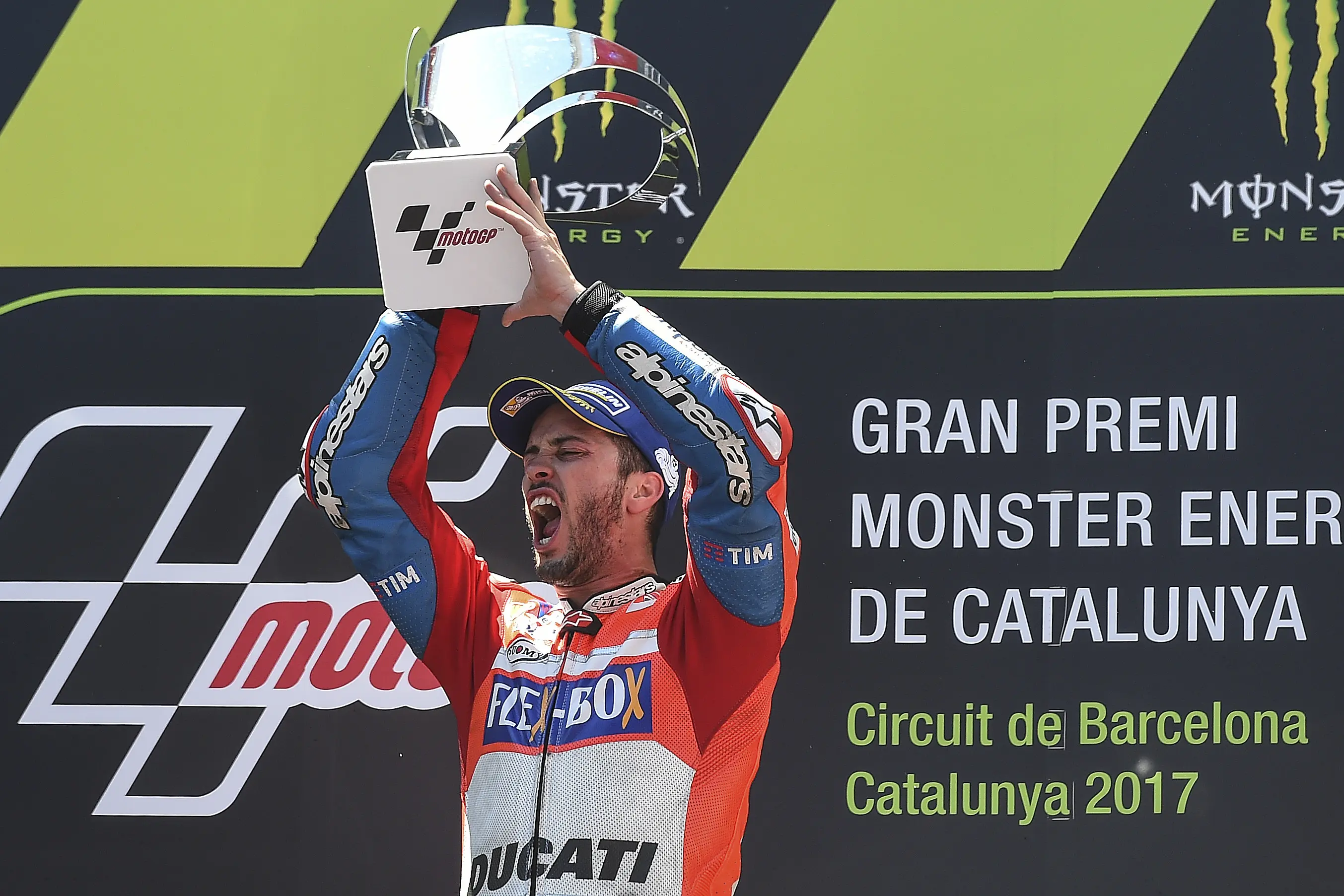 Momen saat pembalap Ducati, Andrea Dovizioso memenangkan balapan MotoGP Catalunya 2017. (Josep LAGO / AFP)