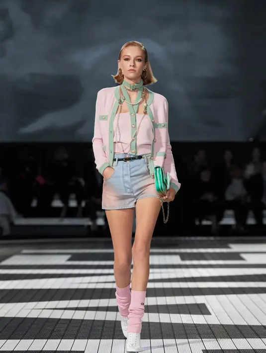 Celana pendek mini dan jumpsuit berlapis berlian imitasi, bustier sulam, dan tank top kecil, setelan ini terinspirasi dari tahun 1960an. Foto: Document/Chanel.