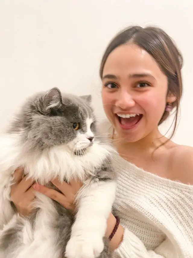 Syifa Hadju dan Kucing