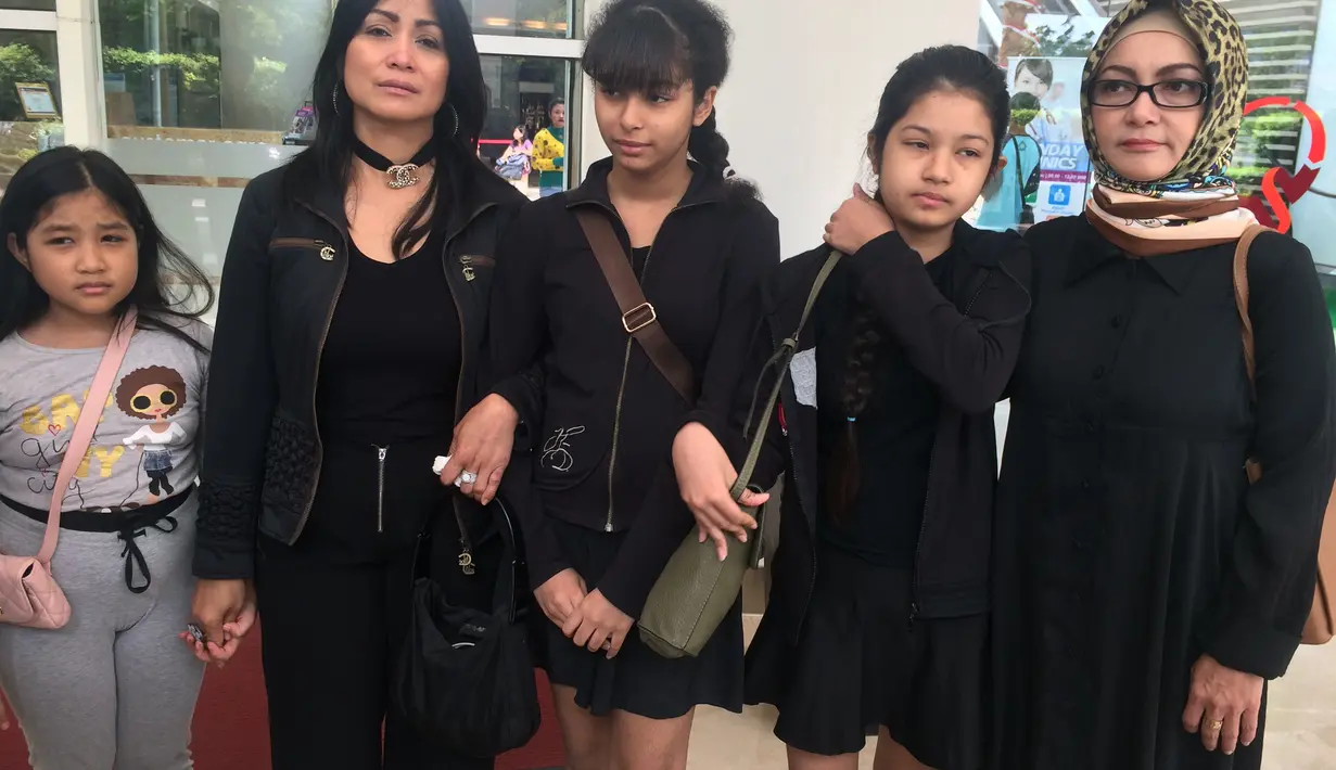 “Mamanya stress. Anak-anaknya sangat tegar. Mereka Alika dan Aurelia bilang tante jangan nangis terus. Saya dekat sama mereka. Mama sih nangis. Anaknya gak nangis sama sekali," tutur Firda. (Ruswanto/Bintang.com)