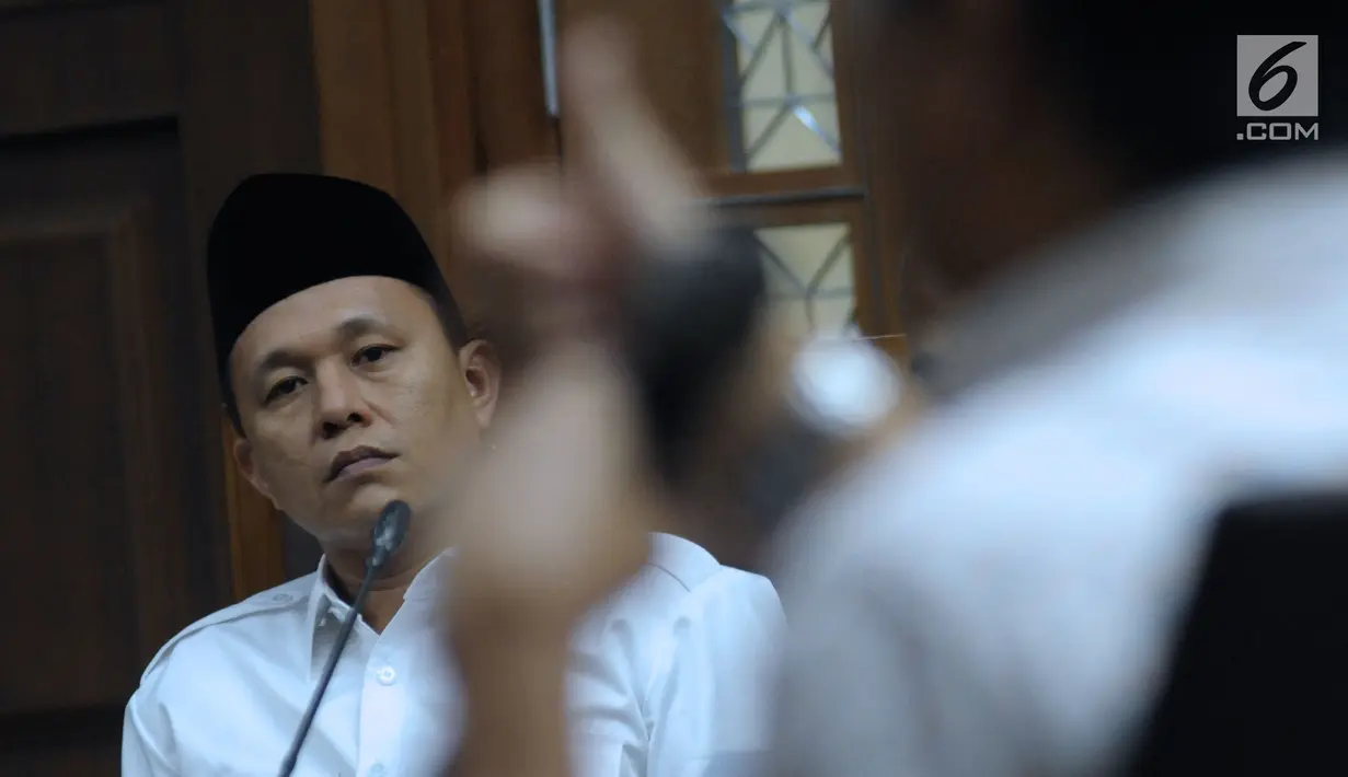 Bupati Lampung Tengah nonaktif, Mustafa (kiri) menyimak keterangan saksi pada sidang lanjutan di Pengadilan Tipikor, Jakarta, Kamis (17/5). Sidang mendengar keterangan saksi. (Liputan6.com/Helmi Fithriansyah)
