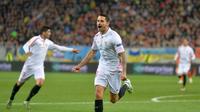 Ekspresi pemain Sevilla, Vitolo, setelah mencetak gol ke gawang Shakhtar dalam laga leg pertama semifinal Liga Europa di Stadion Arena Lviv, Lviv, Ukraina, Jumat (29/4/2016) dini hari WIB. (AFP/Genya Savilov)