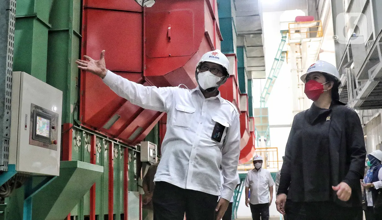 Ketua DPR RI Puan Maharani (kanan) bersama Direktur Utama Perum Badan Urusan Logistik (Bulog) Budi Waseso meninjau proses unit Modern Rice Miling Plant (MRMP) di Karawang, Jawa Barat, Rabu (21/9/2022). Kunjungan kerja tersebut guna membantu petani dalam negeri melalui infrastruktur penggunaan teknologi modern proses pengolahan beras untuk mewujudkan ketahanan pangan nasional. (Liputan6.com/Angga Yuniar)