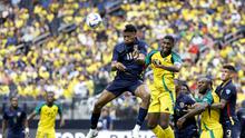Penyerang Ekuador Kevin Rodr&iacute;guez menyundul bola dari bek Jamaika Damion Lowe selama pertandingan sepak bola grup B turnamen Conmebol 2024 Copa America antara Ekuador dan Jamaika di Allegiant Stadium di Las Vegas, Nevada, pada 26 Juni 2024.Chris CODUTO / AFP