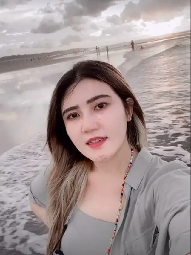 6 Momen Liburan Via Vallen di Yogyakarta, Main di Pantai Parangtritis