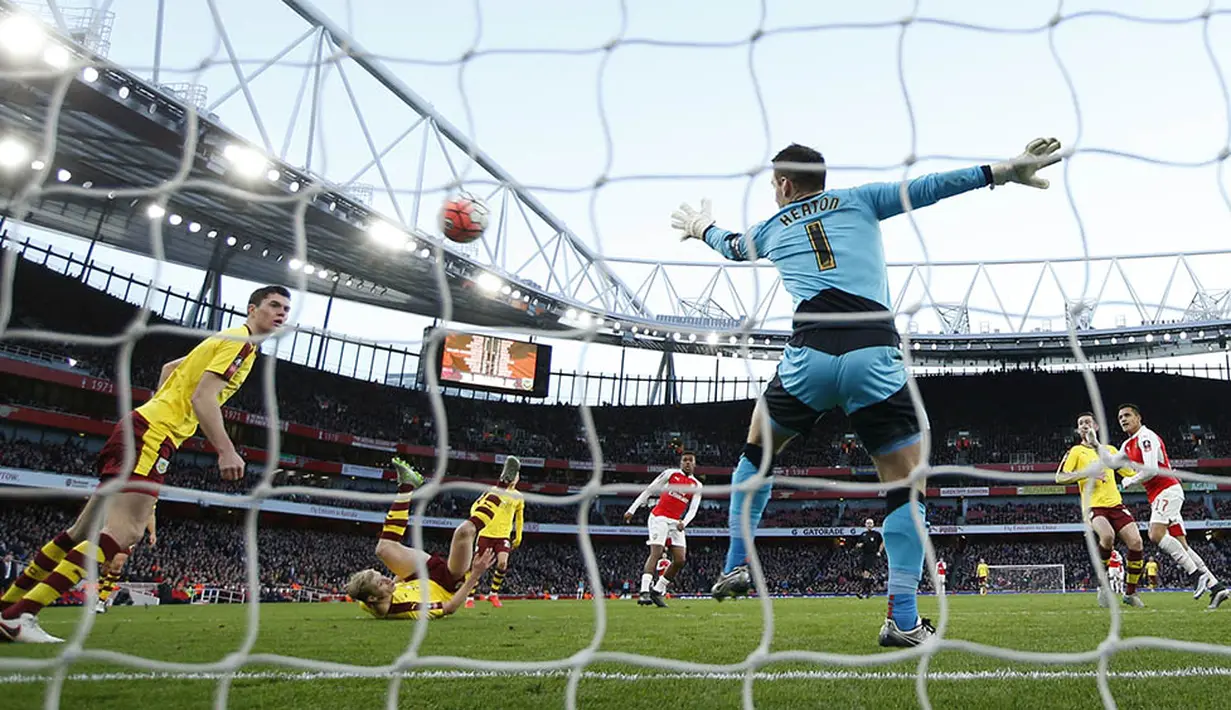 Proses terjadinya gol yang dicetak oleh pemain Arsenal, Alexis Sanchez ke gawang Burnley. Gol itu terjadi melalui umpan yang dikirimkan oleh Alex Oxlade Chamberlain. (Reuters/John Sibley)