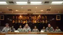 Kapolri Jenderal Pol Badrodin Haiti (tengah) bersama pelaksana Piala Bhayangkara 2016, Joko Driyono memberikan keterangan di Mabes Polri Jakarta, Senin (15/2/2016). Piala Bhayangkara 2016 diikuti 10 tim terbaik. (Liputan6.com/Helmi Fithriansyah)